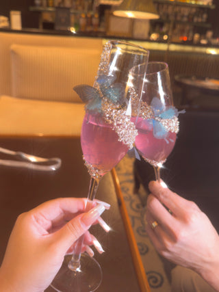 Luxury champagne flutes with butterfly decor and crystals, perfect for anniversaries and weddings.