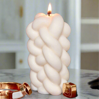 A close of ot eh Knit Knot Candle.