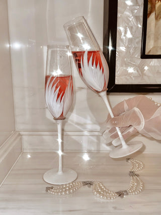 Feather Bliss Champagne Flute pairs well on any luxurious dining room next to any type of spirits or wine.