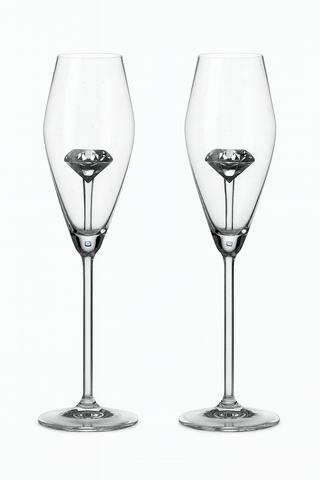 ‘100-Carat’ Diamond Champagne Flute features a large diamond, so large it looks like 100-carats.