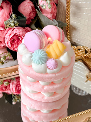 Dreamy Macarons & Cream Tart Candle placed on a Grandeur Gold Mirror Tray.