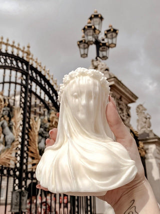 Amour, Anaïs.