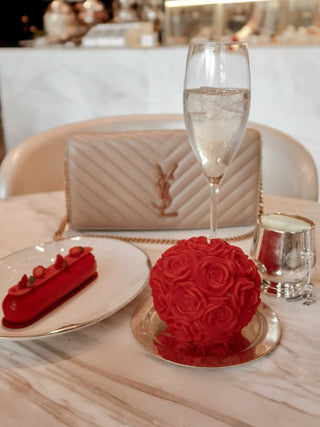 Flower Romance in Lipstick decorated in luxurious mansions and penthouses.