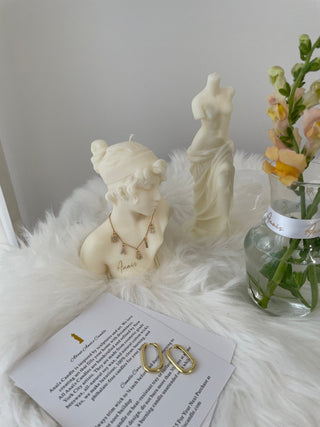 Miss Anaïs Candle.