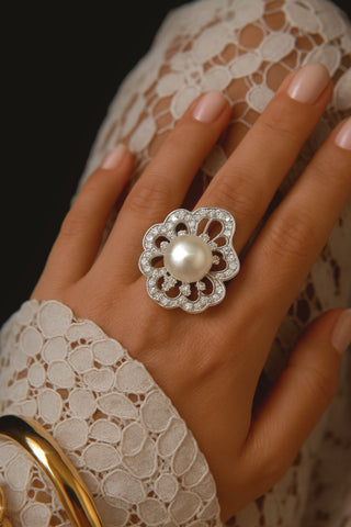 Anillo ajustable con diseño de flor, perla y diamantes de imitación 