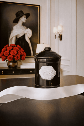 Camellia Élégance candle with soy wax and beeswax used during a champagne toast