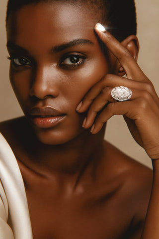 Anillo ajustable con diamantes de imitación y forma ovalada 